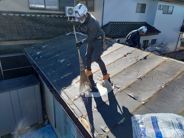 屋根材を剥がし終えた後の下地の掃除